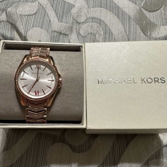 Michael Kors rose gold watch new** comes with box         New never worn! - Picture 4 of 8